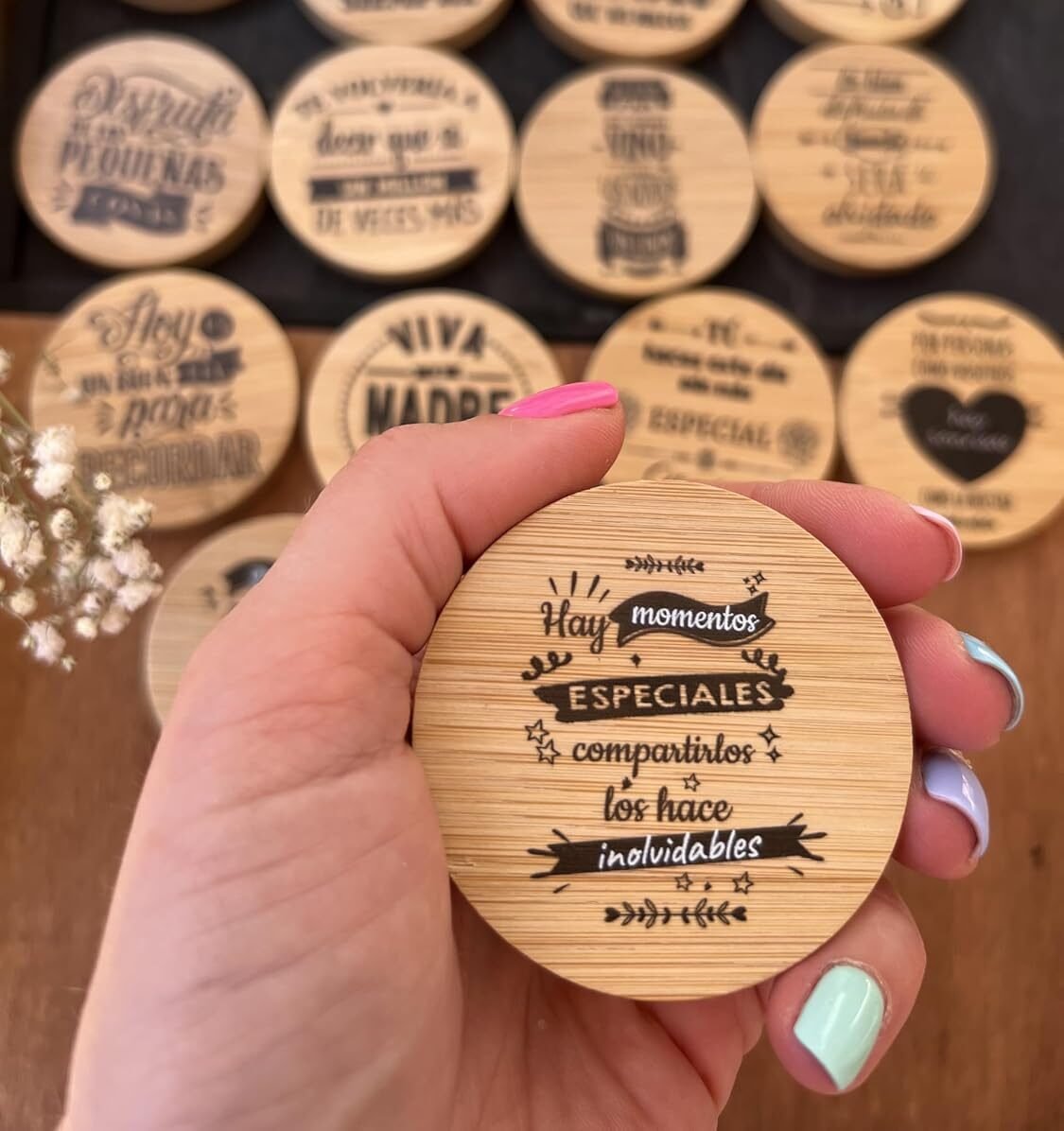 Lote de abridores vintage personalizados para regalar como detalle de boda.
