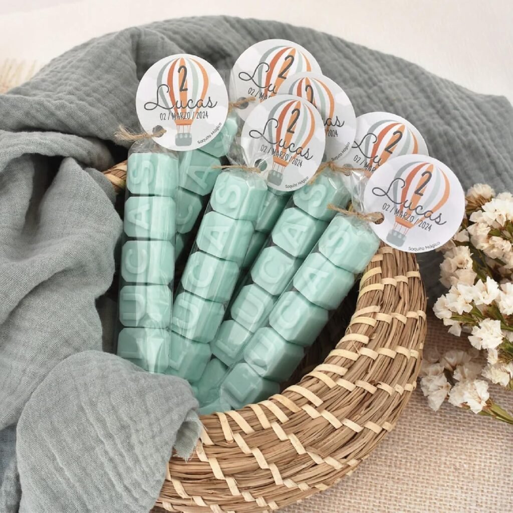 Jabones artesanales ecológicos envueltos en papel kraft para detalles de boda.